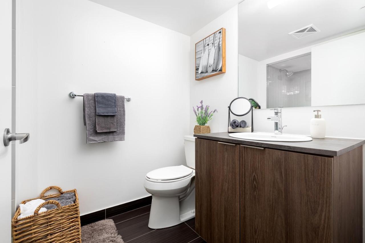 Апартаменты Upscale & Modern 2Bd + Den 2Ba Heart Of Downtown! Торонто Экстерьер фото